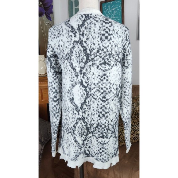 Willow & Root Womens L Reptile print Cardigan Button Long Sleeve V Neck Sweater - Picture 2 of 5